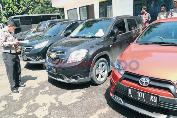 Polisi Tilang Kendaraan...