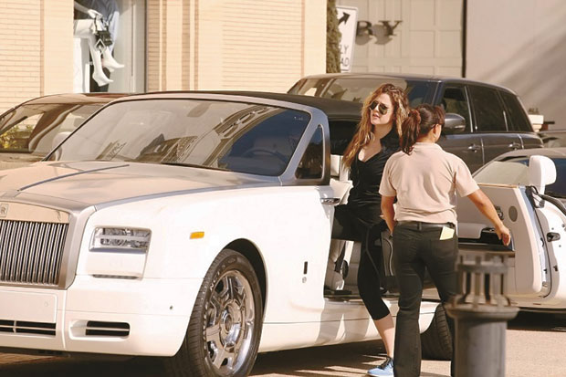 Khloe Kardashian Tampil...