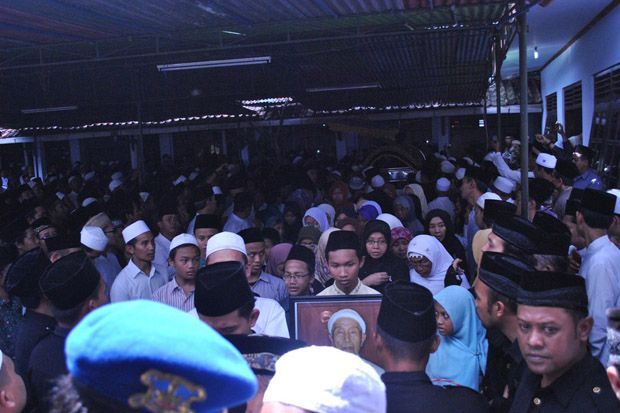 Ribuan Orang Mengantarkan...
