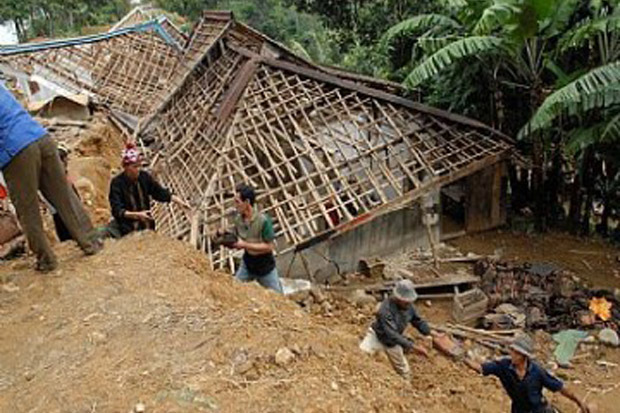 Longsor di Kawasan Puncak,...