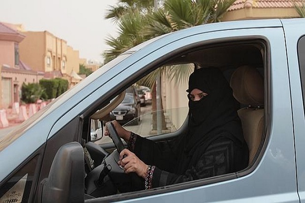 Nyetir Mobil, Dua Wanita...