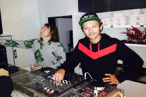Nge-DJ, Valentino Rossi...