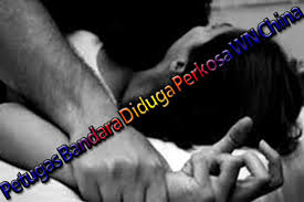 Dua Petugas Bandara...
