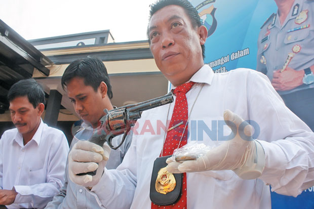 Buser Gadungan Berpistol...