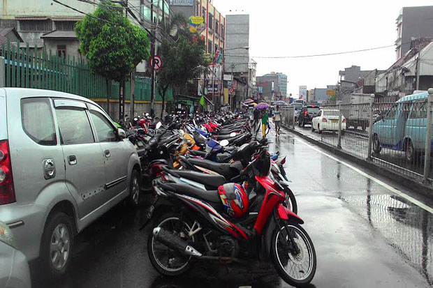 Jalan Dipenuhi Perabotan,...