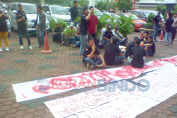 Pedagang Pasar Induk...