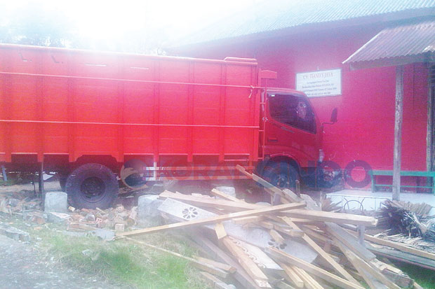 Truk Batu Bara Seruduk...