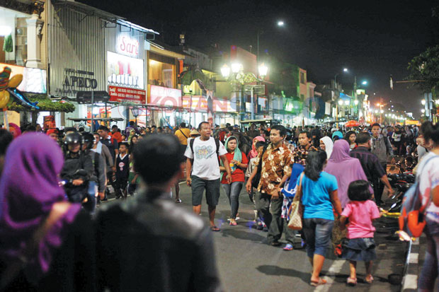 Ribuan Orang Kunjungi...