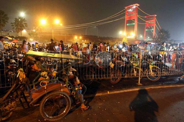 Tahun Baru Warga Palembang...