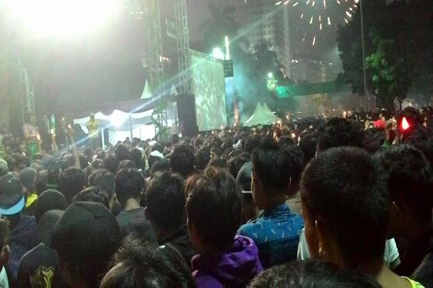 Pengunjung Monas Nyalakan...