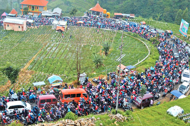 Masyarakat Serbu Tempat...