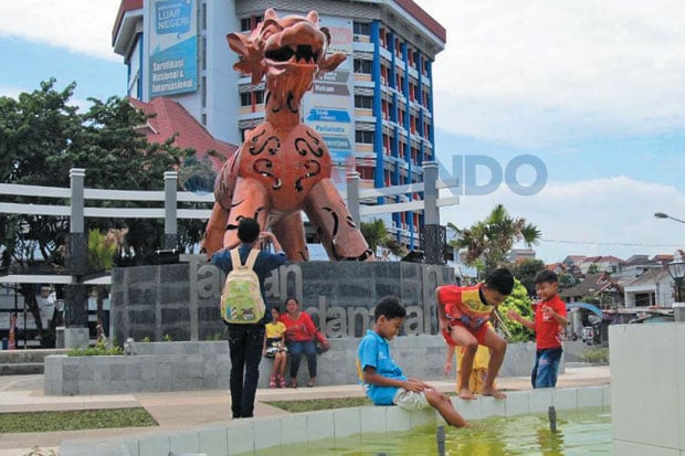 Patung Warak Ngendog...