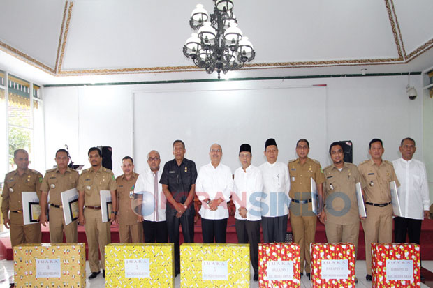 Enam Camat Terima Penghargaan...
