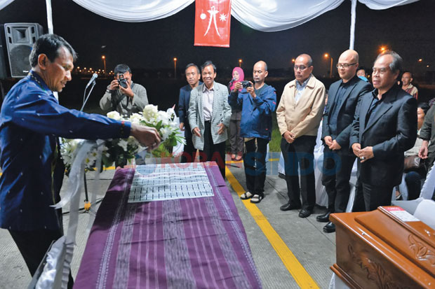 Jenazah Sitor Dimakamkan...