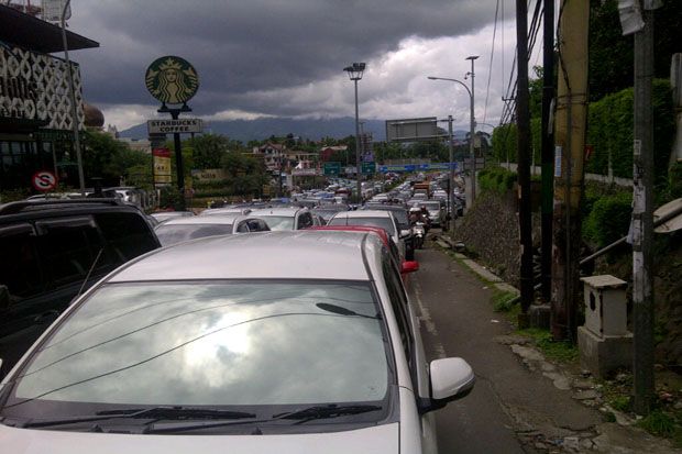 Jalur Puncak Macet 17...