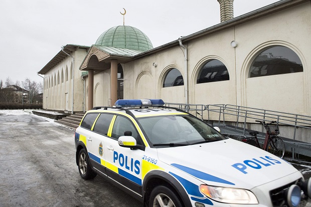 Masjid Dibakar, PM Swedia...