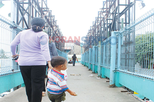 Jembatan Penyeberangan...