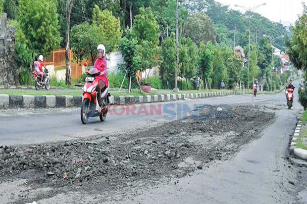 Jalan Prof Hamka Rusak...