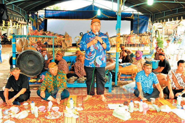 Sambil Menonton Wayang...