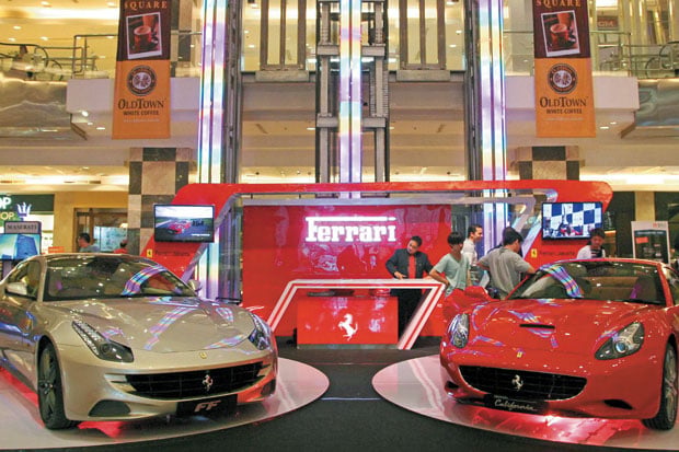Mobil Mewah Tetap Berkibar
