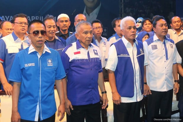 Membaca Arah Politik...