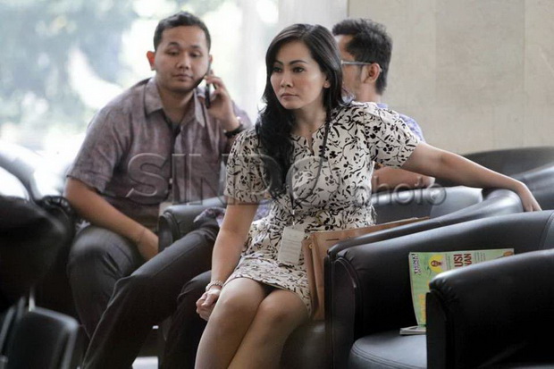 Berbelit-belit, Istri...