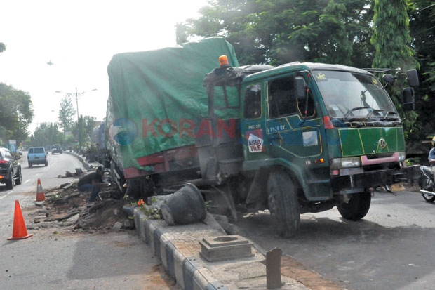 Truk Pupuk Nyaris Terguling