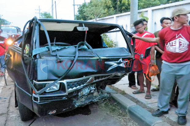 Dua Mobil Adu Kepala,...
