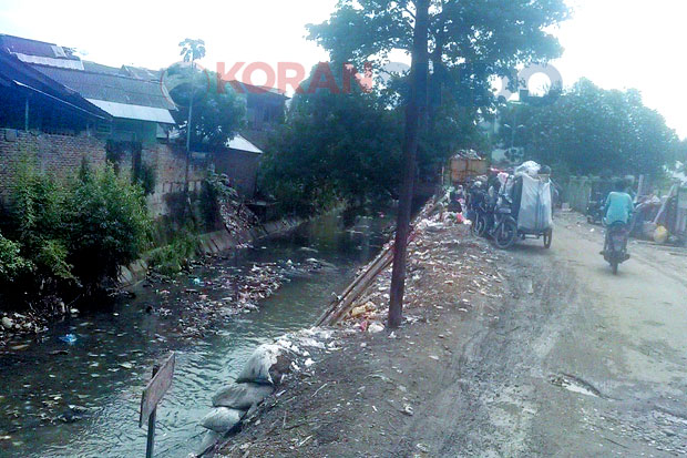 Bantaran Sungai Dipenuhi...