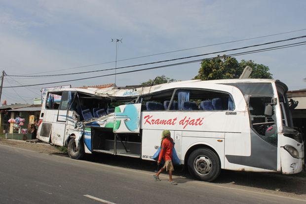 Bus Kramat Djati Terguling...