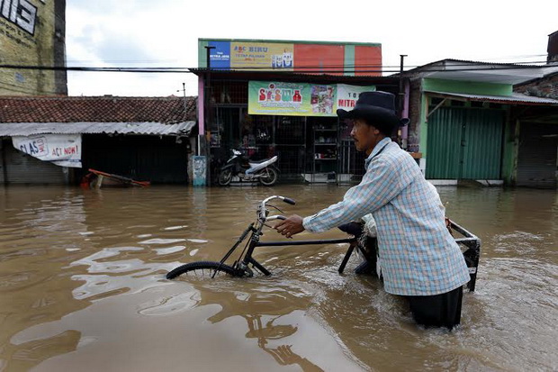 Hujan Semalaman, Kota...