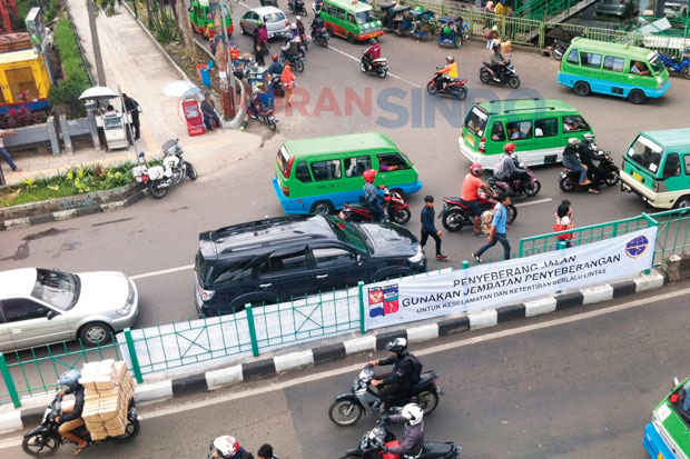 Larangan Nyeberang Jalan...