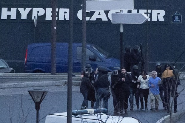 Teror di Paris, 30 Orang...