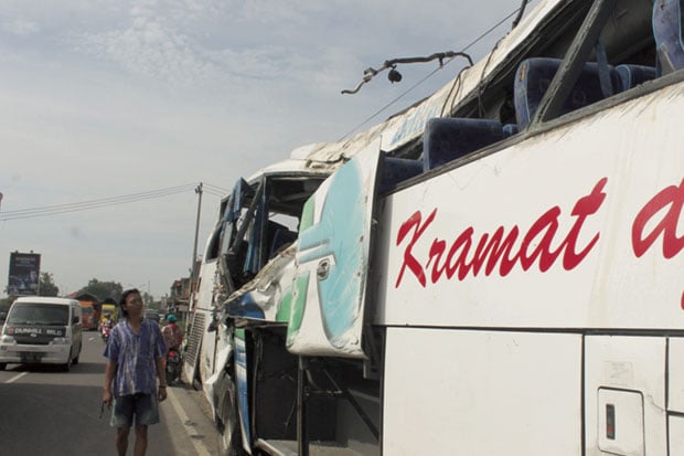 Polisi Buru Sopir Bus...