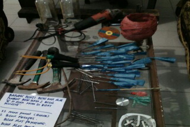 Polisi Gerebek Gudang...