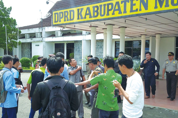 Curiga, Mahasiswa Demo...