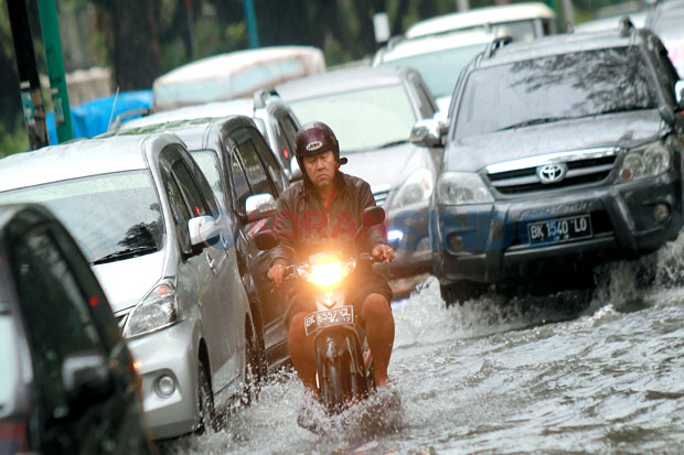 Pascahujan, Jalan Kota...