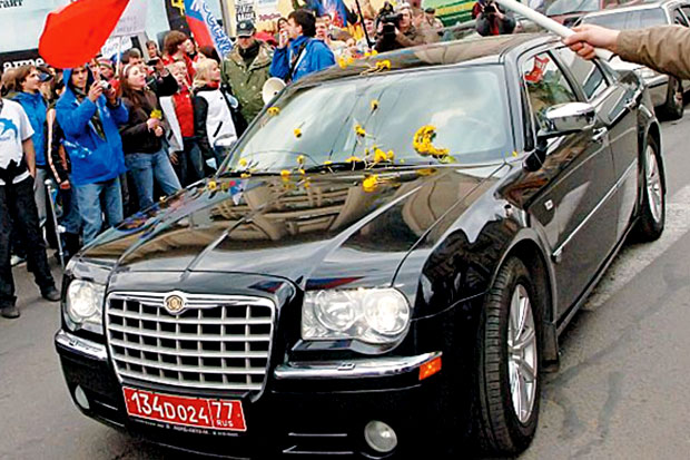 Rusia Larang Waria Bawa...
