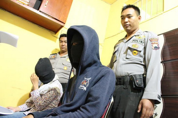 Siswi SMA Buang Bayi...