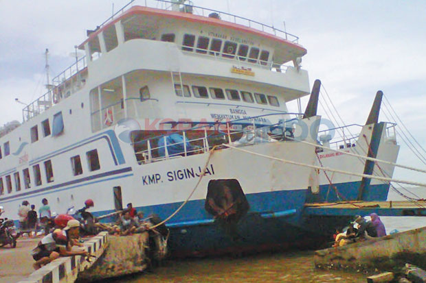 Cuaca Buruk, KMP Siginjai...