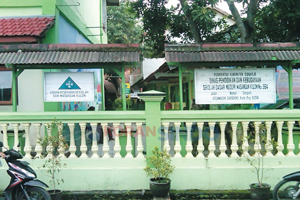 Sekolah Disegel, Pelajar...