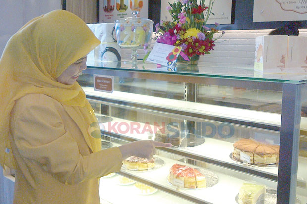 Tawarkan Aneka Kue dan...