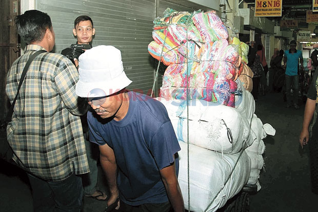 Pasar Klewer Timur Beroperasi...