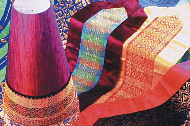 Memopulerkan Songket...