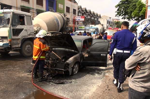 Toyota Crown Terbakar...