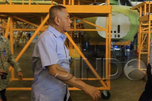 Menteri Pertahanan Serahkan...