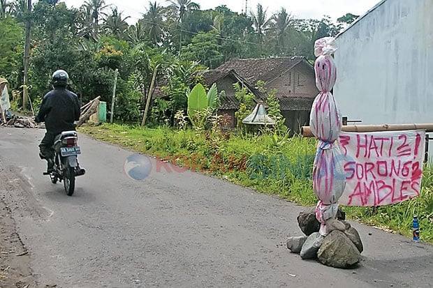 Jalan Kabupaten Rusak,...