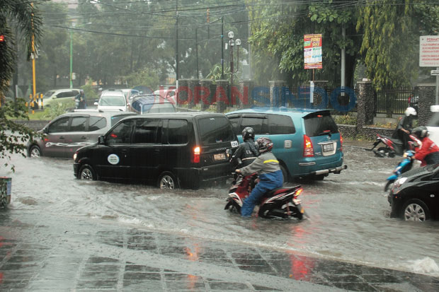 Simpang Empat UGM Banjir,...