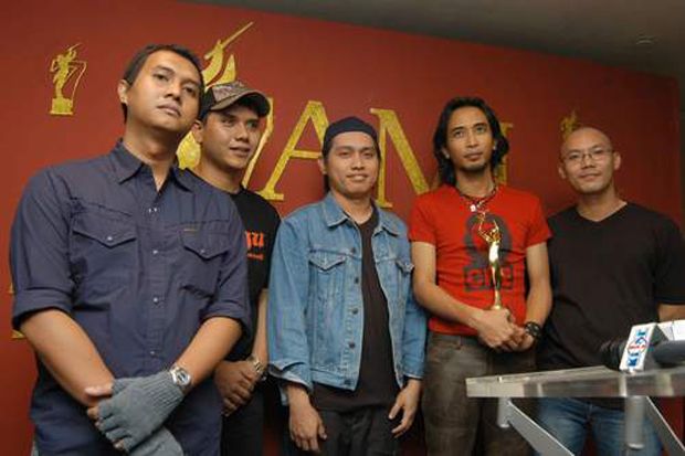 Ari Gitaris Padi Ditangkap...