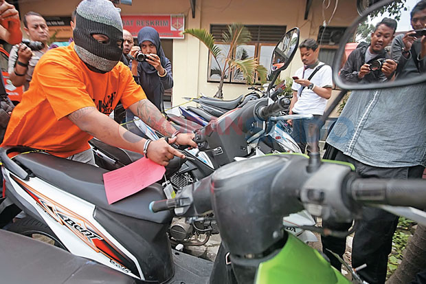 Tiga Remaja Sikat 60...